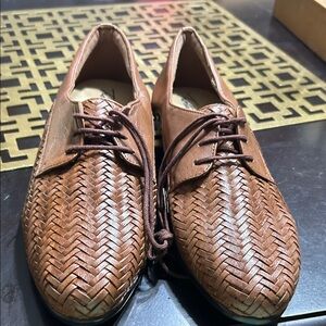 Trotters Tan Woven Leather Oxfords